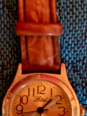 Vintage Gold-Tone Round Watch with Brown Leather Strap